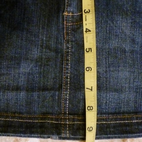 SEXY Pretty design Jean Mini Skirt with embroideries on the back pocket - Picture 4 of 5